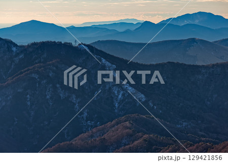 杓子山稜線から見る朝の石割山と箱根・伊豆大島 129421856