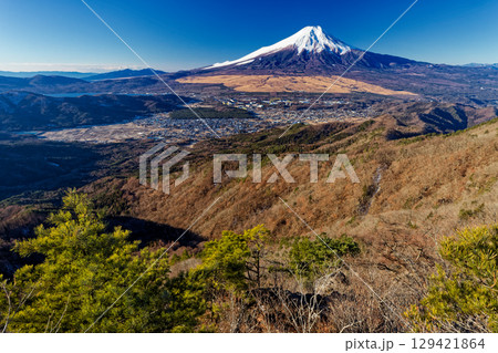 杓子山・鹿留山間の露岩から見る富士山 129421864