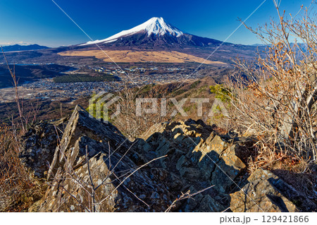杓子山・鹿留山間の露岩から見る富士山 129421866