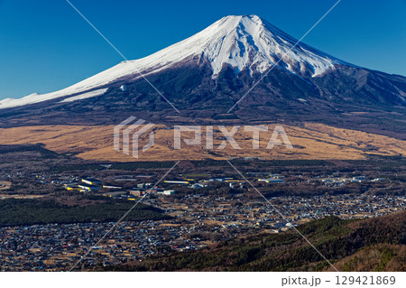 忍野・鹿留山付近から見る冬の富士山 129421869