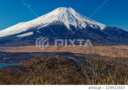 石割山から見る冬の富士山 129421883