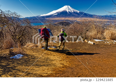 石割山山頂のハイカーと冬の富士山 129421885