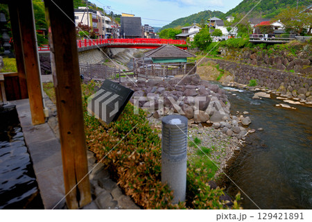 中部地方・伊豆修善寺温泉のイメージ、河原湯から眺める独鈷の湯、桂川と赤い橋・静岡県伊豆市修善寺(3) 129421891