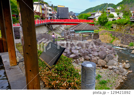 中部地方・伊豆修善寺温泉のイメージ、河原湯から眺める独鈷の湯、桂川と赤い橋・静岡県伊豆市修善寺(4) 中部地方・伊豆修善寺温泉のイメージ、河原湯から眺める独鈷の湯、桂川と赤い橋・静岡県伊豆市修善寺(4) 129421892