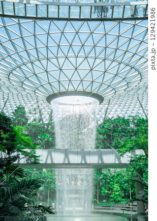 シンガポール・チャンギ空港ジュエルの屋内滝HSBCレインボルテックス 129421986