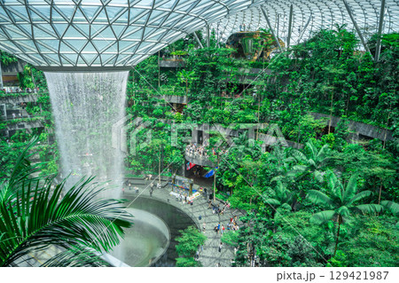 シンガポール・チャンギ空港ジュエルの屋内滝HSBCレインボルテックス シンガポール・チャンギ空港ジュエルの屋内滝HSBCレインボルテックス 129421987