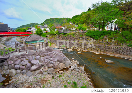 中部地方・伊豆修善寺温泉のイメージ、独鈷の湯、桂川と橋めぐりの赤い橋・静岡県伊豆市修善寺(2) 129421989