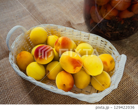 梅、白い籠 梅、白い籠 129422036