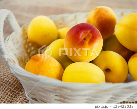 梅、白い籠 129422038