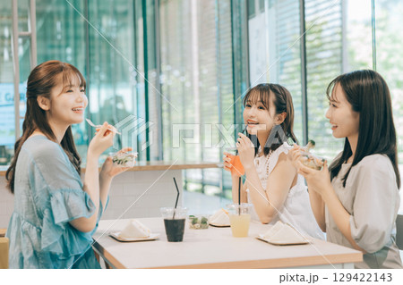 カフェでランチをする3人の女性 129422143