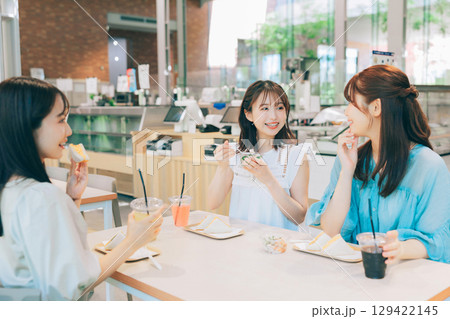 カフェでランチをする3人の女性 129422145