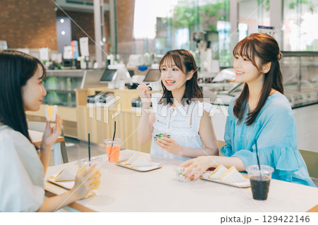 カフェでランチをする3人の女性 129422146