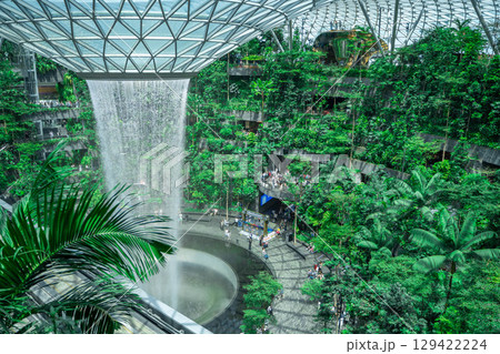 シンガポール・チャンギ空港ジュエルの屋内滝HSBCレインボルテックス 129422224