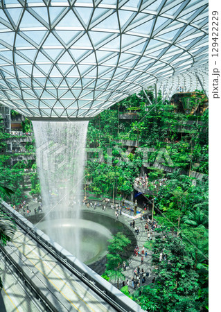 シンガポール・チャンギ空港ジュエルの屋内滝HSBCレインボルテックス 129422229