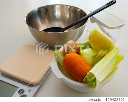 野菜、スケール、調理用のボール、調味料 野菜、スケール、調理用のボール、調味料 129422291