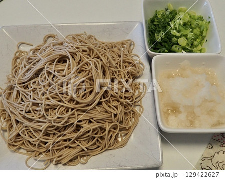 おろしそば、妻の手作り家庭料理、家庭で楽しむ夕ご飯、幸せ家族 タイトル変更 おろしそば、妻の手作り家庭料理、家庭で楽しむ夕ご飯、幸せ家族 タイトル変更 129422627