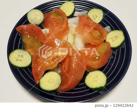 トマトサラダ、妻の手作り家庭料理、家庭で楽しむ夕ご飯、幸せ家族 タイトル変更 トマトサラダ、妻の手作り家庭料理、家庭で楽しむ夕ご飯、幸せ家族 タイトル変更 129422642