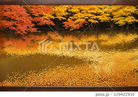水面に映る黄金の紅葉 - 秋の湖畔に浮かぶ落ち葉の絨毯 129422910