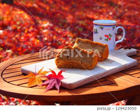 紅葉に包まれた秋の午後、スイートポテトシフォンでほっと一息 紅葉に包まれた秋の午後、スイートポテトシフォンでほっと一息 129423050