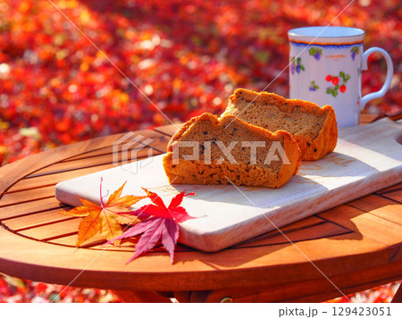 紅葉に包まれた秋の午後、スイートポテトシフォンでほっと一息 紅葉に包まれた秋の午後、スイートポテトシフォンでほっと一息 129423051