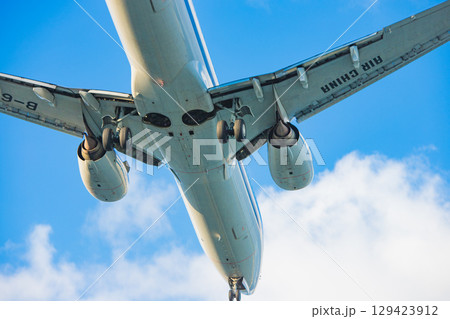 下から見た飛行機 129423912