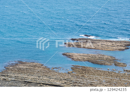 日南海岸に広がる鬼の洗濯板と青い海の風景 日南海岸に広がる鬼の洗濯板と青い海の風景 129424235
