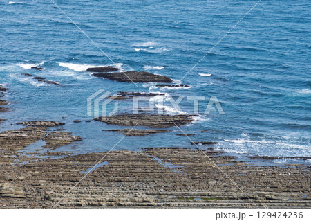 日南海岸に広がる鬼の洗濯板と青い海の風景 129424236