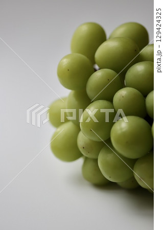 ハネ品だけど甘くて美味しい日本産シャインマスカット 129424325