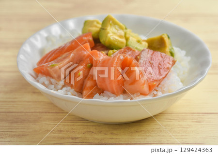 サーモンとアボカドのどんぶり サーモンとアボカドのどんぶり 129424363