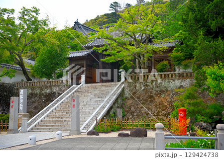 中部地方・伊豆修善寺温泉・ノスタルジックな風景、修禅寺の入口・静岡県伊豆市修善寺(2) 129424738