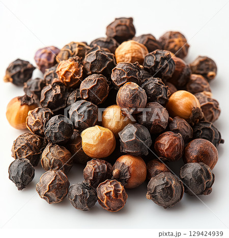 Pile of black and brown colored pepper seeds 129424939