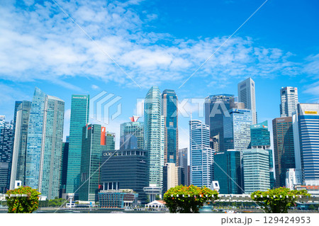 シンガポール・マリーナベイの高層ビル群とスカイライン シンガポール・マリーナベイの高層ビル群とスカイライン 129424953