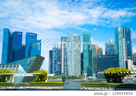 シンガポール・マリーナベイの高層ビル群とスカイライン 129424954