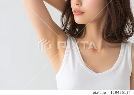 脇を見せる女性 129426114