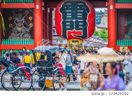 日本の東京都市景観8月8日。猛烈な暑さ…インバウンド続く…まるで異国…外国人観光客らで大混雑の浅草寺 日本の東京都市景観8月8日。猛烈な暑さ…インバウンド続く…まるで異国…外国人観光客らで大混雑の浅草寺 129426202
