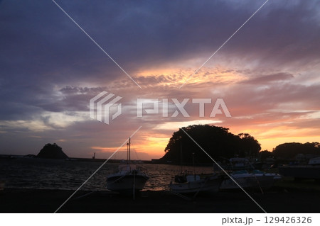 仁科港の向こうに見える綺麗な夕陽 仁科港の向こうに見える綺麗な夕陽 129426326