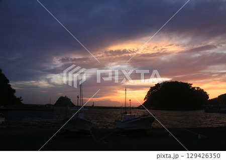 仁科港の向こうに見える綺麗な夕陽 129426350