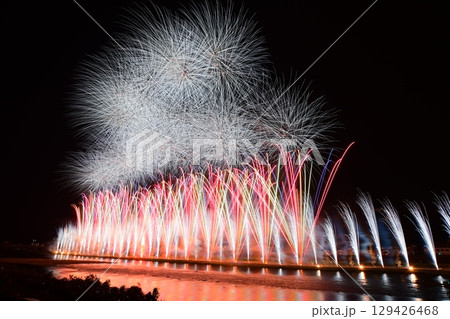 超ウルトラワイドミュージックスターマインのぎふ長良川花火大会 超ウルトラワイドミュージックスターマインのぎふ長良川花火大会 129426468