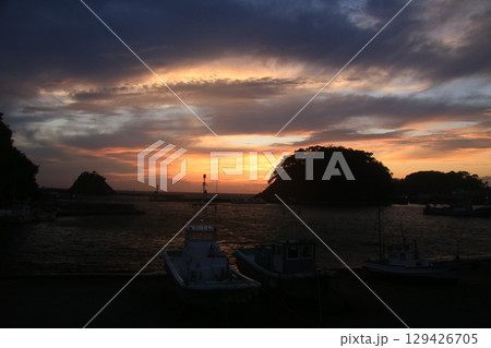 仁科港の向こうに見える綺麗な夕陽 仁科港の向こうに見える綺麗な夕陽 129426705