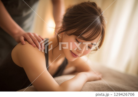 肩のマッサージを受ける女性 肩のマッサージを受ける女性 129426706