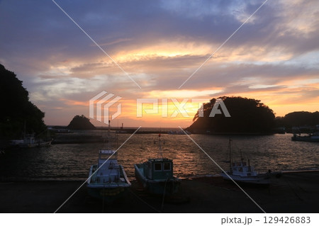 仁科港の向こうに見える綺麗な夕陽 仁科港の向こうに見える綺麗な夕陽 129426883