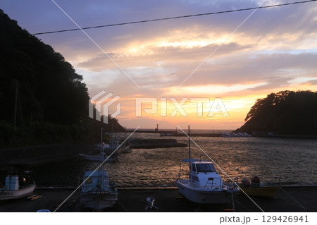 仁科港の向こうに見える綺麗な夕陽 仁科港の向こうに見える綺麗な夕陽 129426941