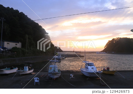 仁科港の向こうに見える綺麗な夕陽 仁科港の向こうに見える綺麗な夕陽 129426973
