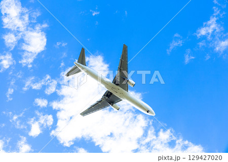 青空と優雅に飛ぶ飛行機 青空と優雅に飛ぶ飛行機 129427020