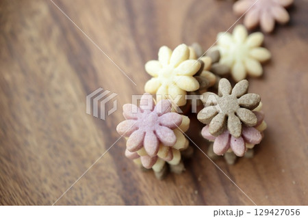 縦に積み上げたマーガレット型の紫芋とココアとプレーンクッキー 縦に積み上げたマーガレット型の紫芋とココアとプレーンクッキー 129427056