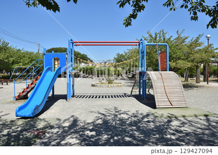真夏の太陽光に照らされた公園の遊具 129427094