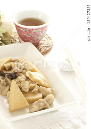 鶏肉とたけのこの煮物料理と中国茶 鶏肉とたけのこの煮物料理と中国茶 129427325