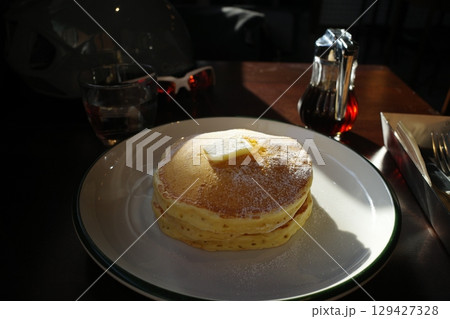 夕日とバターとメープルシロップとパンケーキ 129427328