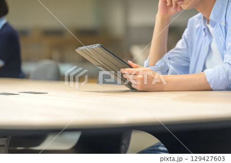 　タブレットを見つめる男子学生の横顔 129427603