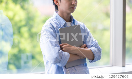 　悩みを抱えた男子大学生のアップ 129427605